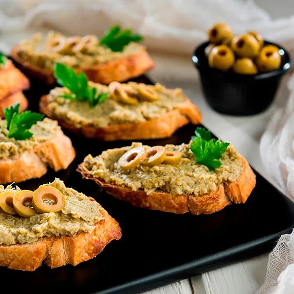 Montadito de Aceitunas y Alcachofas